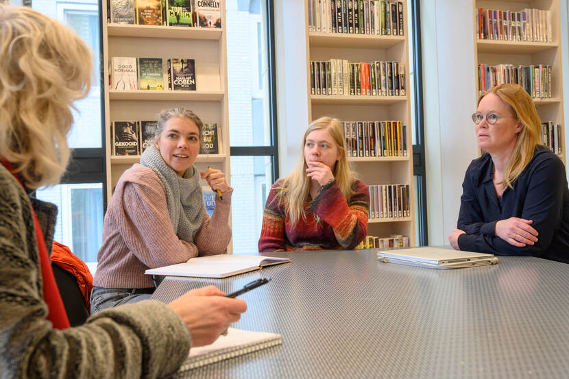Magda de Vetten aan tafel met ex-dakloze Kelly, Jojanneke Kraan, beleidsmedewerker bij de directie Maatschappelijke Ondersteuning, en Fanny Koerts, die het jongerenpanel ondersteunt vanuit Up to Us