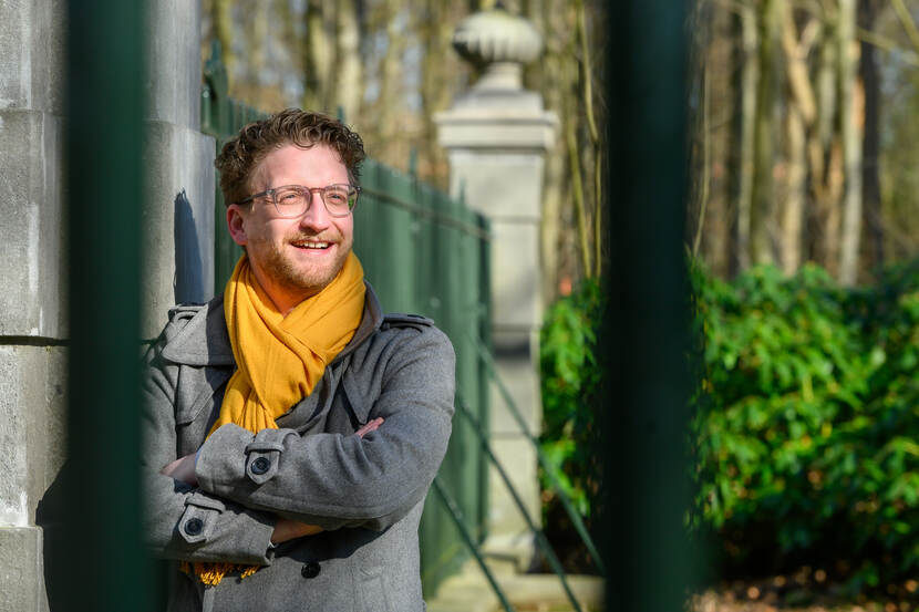 Portretfoto van Tom Wijnands leunend tegen het hek van paleis Huis ten Bosch.