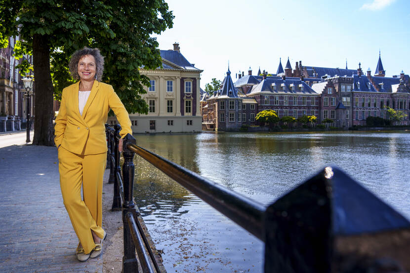 Bianca Maasdamme staat bij de Hofvijver met het Binnenhof op de achtergrond