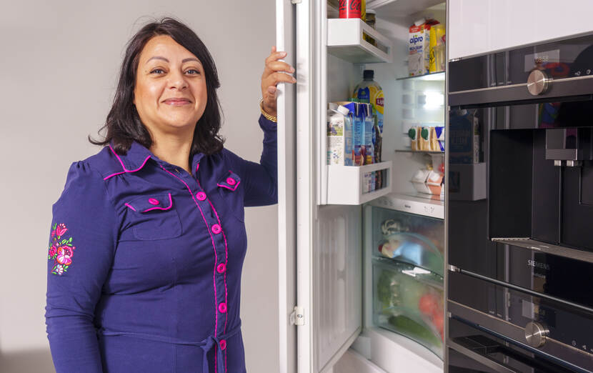 Marjam Oost laat zien wat er in haar koelkast zit