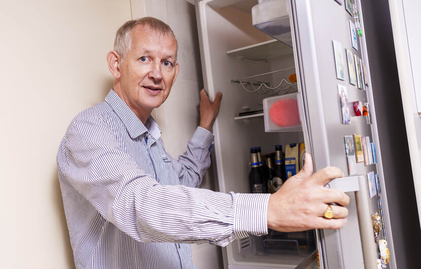 Martin Holling laat zien wat er in zijn koelkast zit