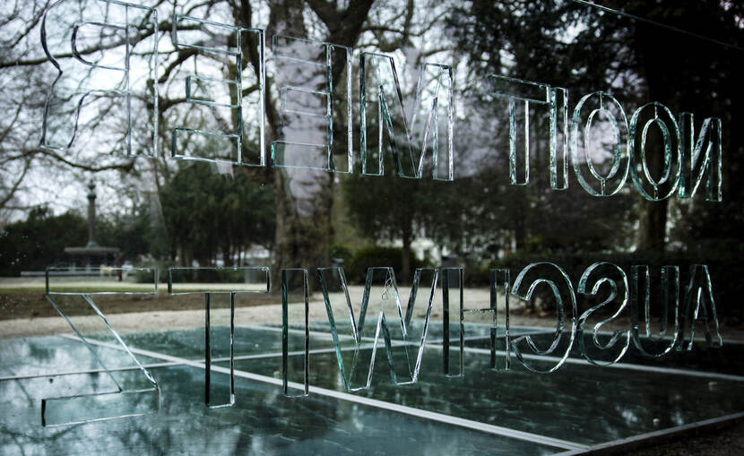 Foto Auschwitz monument Amsterdam met de tekst: nooit meer auschwitz