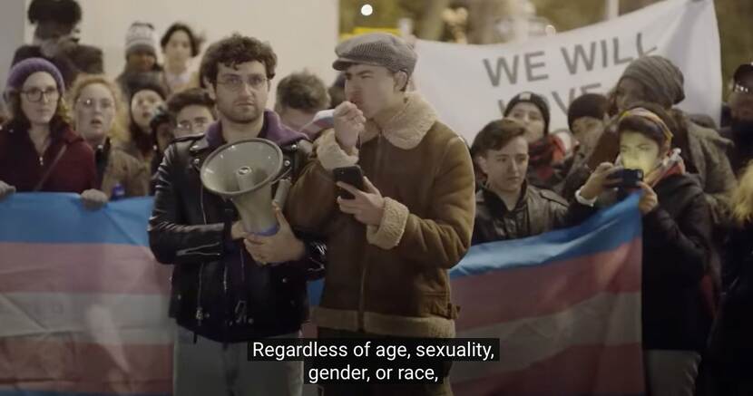 Screenshot uit documentaire waarin actievoerders te zien zijn en gezegd wordt: regardless of age, sexuality, gender, or race