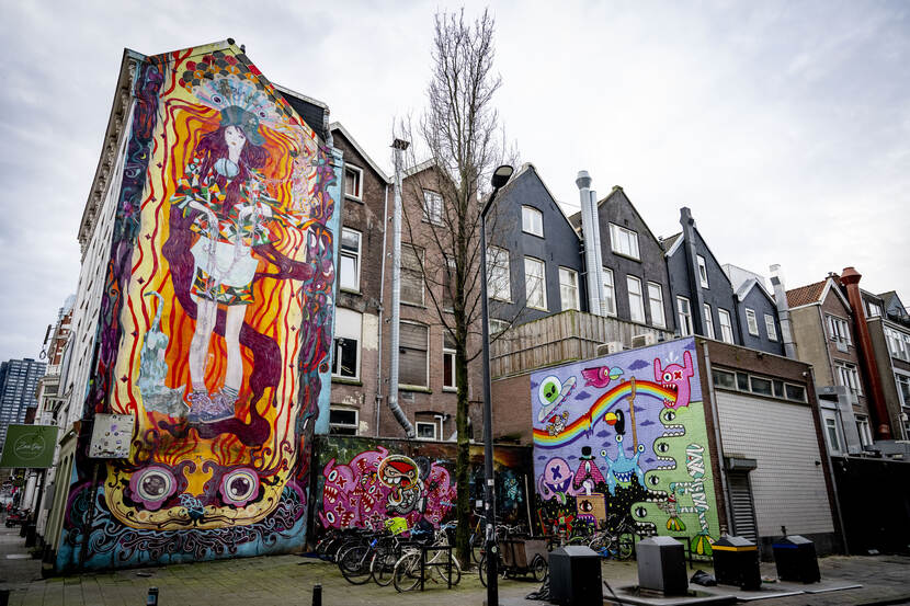 Kleurrijke schilderingen op gebouwen