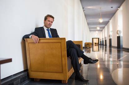 Bertholt Leeftink, zittend op de bank in de ministersgang