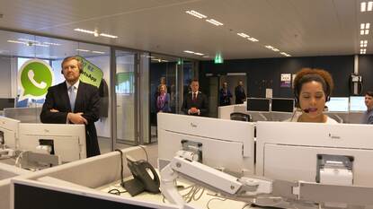 Koning Willem-Alexander bij de 24/7 Desk