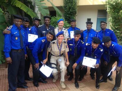EUCAP trainers reiken certificaten uit aan Malinese politieagenten na afloop van een politietraining in Bamako