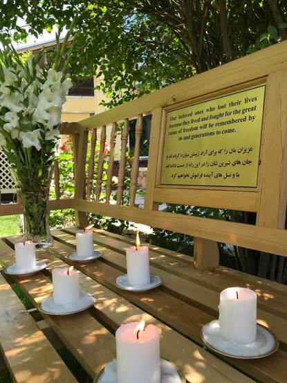 Herdenkingsbankje voor de aanslag op een meisjesschool in Kaboel