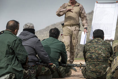 Een Nederlandse instructeur geeft les aan Pershmerga-strijders (maart 2018)