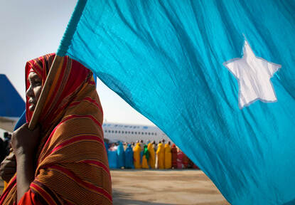 Vrouw met Somalische vlag