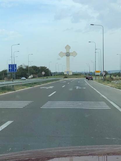 hoog orthodox kruis op Servische snelweg