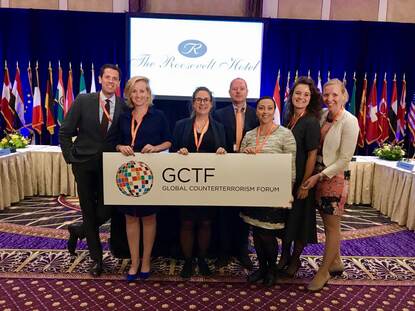 Nederlandse delegatie groepsfoto met GCTF banner