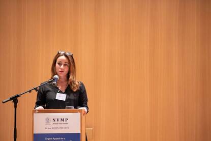 Eirini Lemos-Maniati spreekt bij het congres over een kernwapenvrije wereld