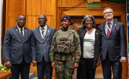VN-vredessoldaat met vertegenwoordigers uit Ghana, Zambia, de VS en Nederland