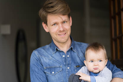 Portret van Klaas Jan Hoogendoorn en kind