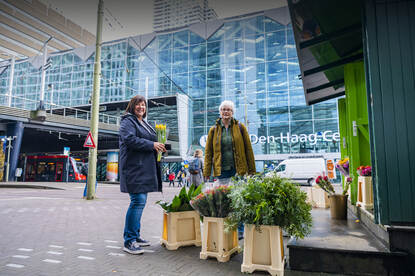 Netty en Debora bij de bloemenkiosk bij station Den Haag Centraal