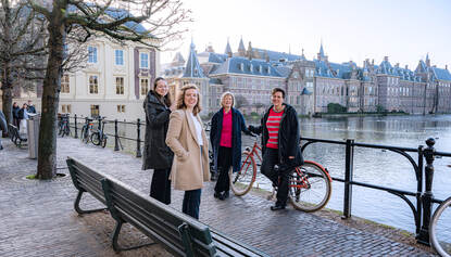 Roos Molendijk, Daniëlle van Hal, Inez Kleijs en Annet van Veen bij de Hofvijver in Den Haag