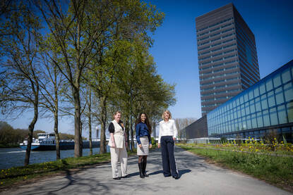 Lisa, Leslie en Anneke voor het Rijkswaterstaat hoofdkantoor