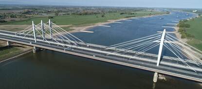 Luchtfoto van brug bij Ewijk