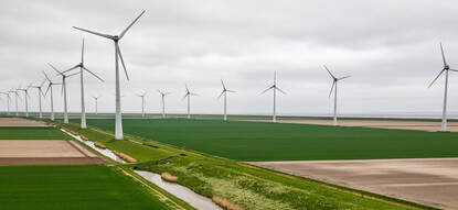 Windmolens aan de Eemshaven in Groningen