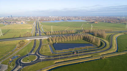 Zonnepanelen langs de snelweg bij Leeuwarden