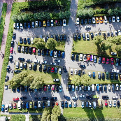 Parkeerplaats vol auto's van boven gezien