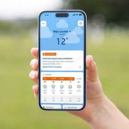 KNMI-app op een telefoon in een hand