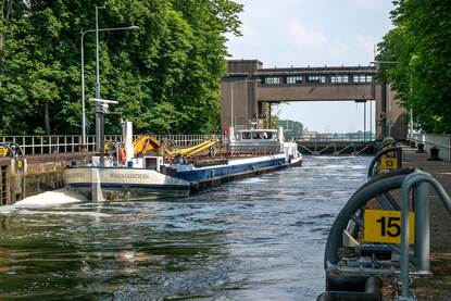Vrachtschip Maria-Geertruida wordt geschut in de sluis van Born