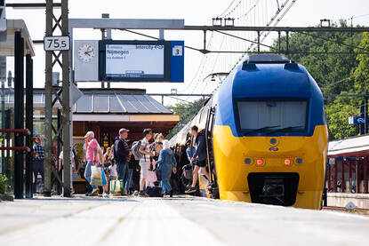 Passagiers stappen in en uit een intercity op het station van Ede-Wageningen,