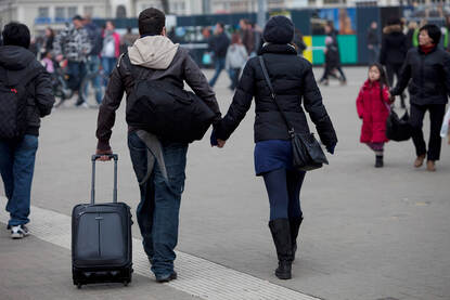 Man en vrouw lopen op het station