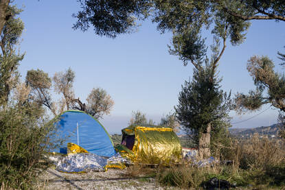 Dunne zomertentjes afgedekt met isoleerfolie buiten vluchtelingenkamp Moria, Lesbos