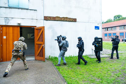 Zwaarbewapende politie en militaie tijdens oefening