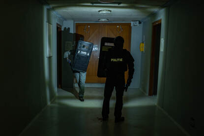 Politie in donkere ruimte tijdens oefening