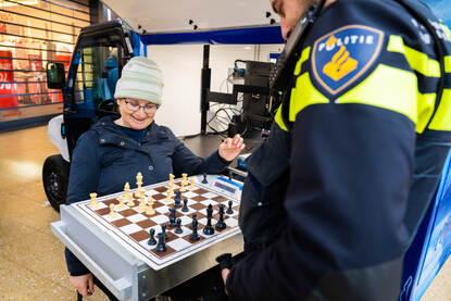 Mevrouw speelt schaak met agent