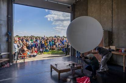KNMI opendag - kinderen bij de weerballon