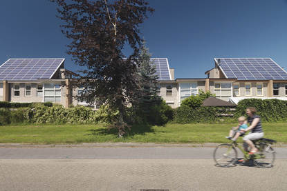 Op de fiets langs woningen met zonnepanelen