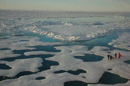 Wetenschappers in een landschap van zee-ijs en smeltwater in de Arctische Oceaan