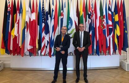 F.l.t.r. LNV counselor Jasper Dalhuisen and Secretary-General of the Ministry of Agriculture, Nature and Food Quality (LNV) Jan-Kees Goet in front of OECD Member State flags