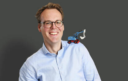 Portretfoto Harro Leegstra met een dinkie toy op zijn schouder