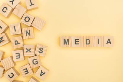 scrabble letters vormen het woord media