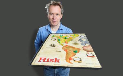 Klaas Beniers met het speelbord van Risk in zijn handen