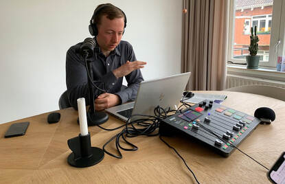 Benjamin Rietveld tijdens de opname van een podcast