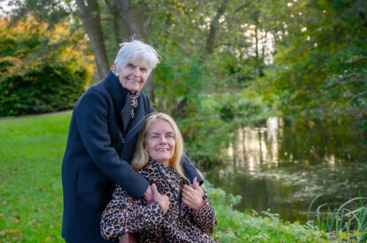 Jacqueline Roos met haar moeder in een groenrijke omgeving