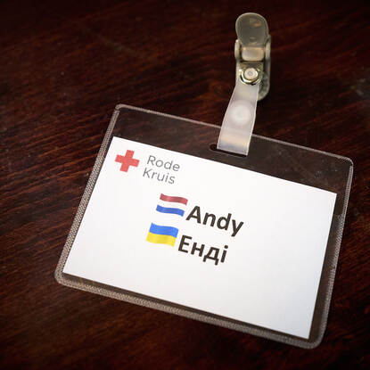 Bezoekerspas Rode kruis met voornaam Andy in het Nederlands en in het Oekraiens