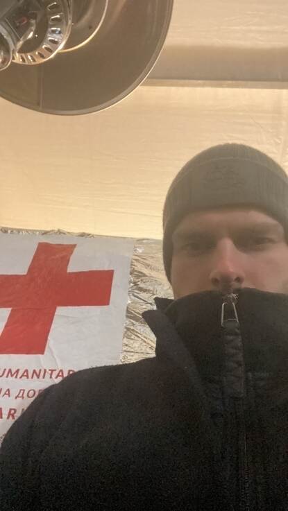 Thomas Rijntalder als arts op een medische post in Oekraïne