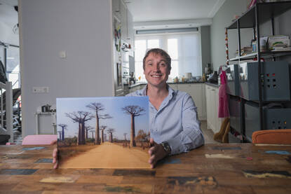 Jacco van Schie aan de keukentafel met de winnende foto