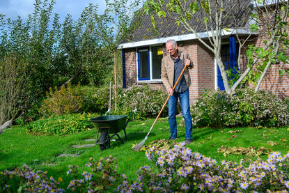 Paul Steinhoff aan het werk in zijn tuin