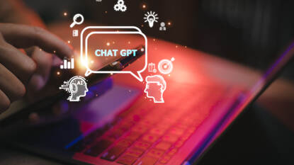 Afbeelding van een laptop met een tekstkader waar Chat GPT in staat