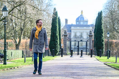 Tom Wijnands wandelt voor de poorten van paleis Huis ten Bosch.