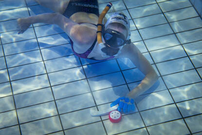 Corine Rewinkel aan het onderwaterhockeyen